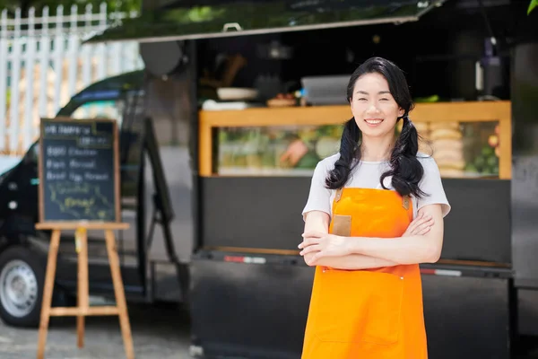 Jong Vrolijke Brunette Vrouwelijke Bediende Uniform Staan Tegen Straat Fast — Stockfoto