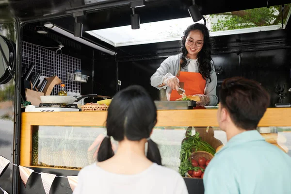 Boldog Fiatal Női Munkavállaló Utcai Furgon Készül Gyorsétterem Fogyasztók Miközben — Stock Fotó