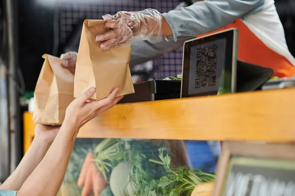 Руки Защитных Перчатках Юной Продавщицы Передают Бумажный Пакет Бутербродами Хот — стоковое фото
