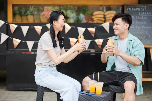 Jeunes Rendez Vous Asiatiques Joyeux Casual Ayant Savoureux Hot Dogs — Photo