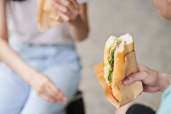 Egy Közeli Kép Friss Étvágygerjesztő Hotdogról Zöldségekkel Szalonnával Sajttal Amit — Stock Fotó