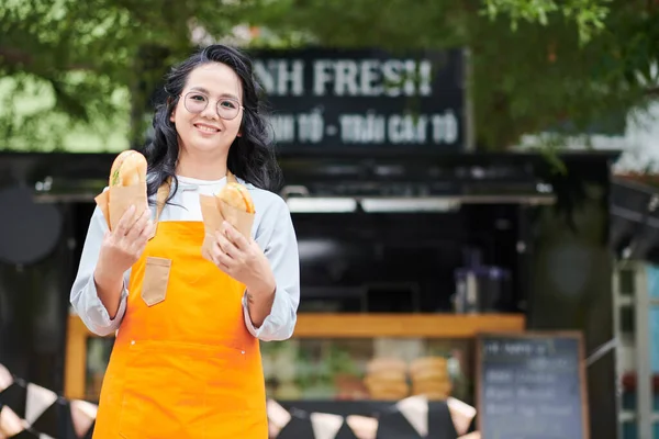 Portret Van Jonge Glimlachende Vrouwelijke Leverancier Van Street Fast Food — Stockfoto