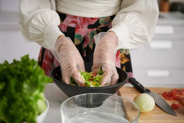 Close Jovem Mulher Luvas Misturando Ingredientes Salada Legumes Tigela Enquanto — Fotografia de Stock