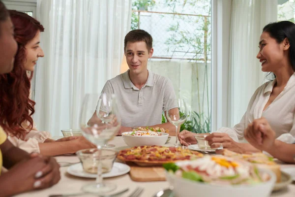 Masada Oturmuş Akşam Yemeği Kutlama Için Yemeği Arkadaşlarıyla Sohbet Eden — Stok fotoğraf