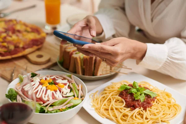 Hände Einer Jungen Frau Mit Handy Fotografieren Appetitlichen Hausgemachten Salat — Stockfoto