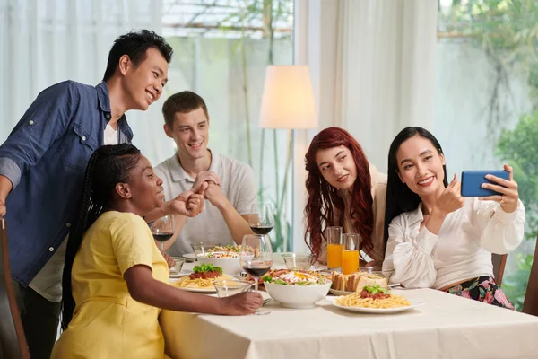 Bir Grup Mutlu Genç Kendi Fotoğrafını Çekiyor Partisinde Yemek Yerken — Stok fotoğraf