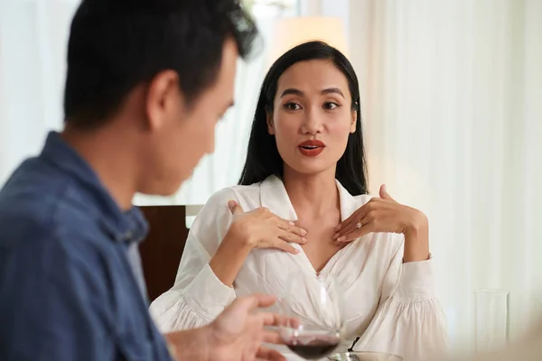 Joven Mujer Asiática Blusa Blanca Explicando Algo Novio Durante Discusión —  Fotos de Stock