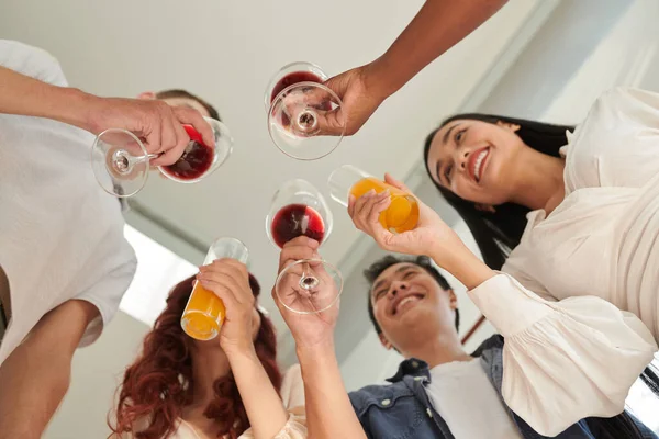 Poniżej Widok Grupy Szczęśliwych Młodych Ludzi Międzykulturowych Toasting Czerwonym Winem — Zdjęcie stockowe