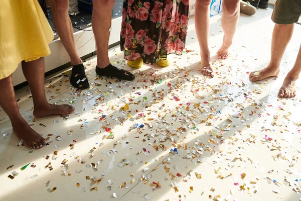문화간젊은 바닥에 떨어진 색종이로 뒤덮인 잔치를 즐기고 — 스톡 사진