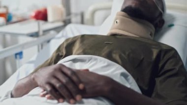 Bilinçsiz Afrikalı Amerikalı hasta asker askeri hastanede yatıyor.