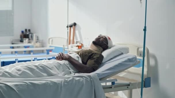 Афроамериканский Солдат Сознания Раной Голове Спит Кровати Одиночестве Госпитале — стоковое видео