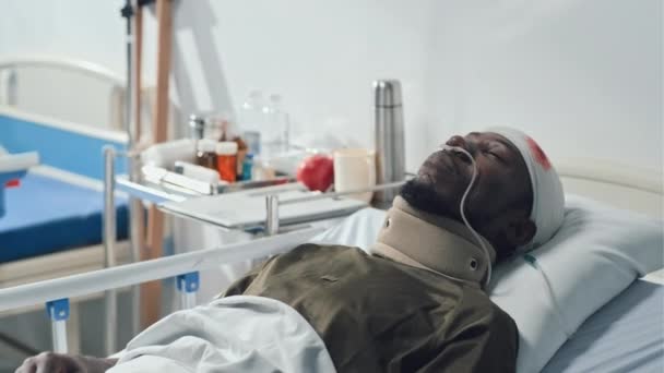 머리에 붕대를 침대에 아프리카 미국인 부상당 군인의 — 비디오