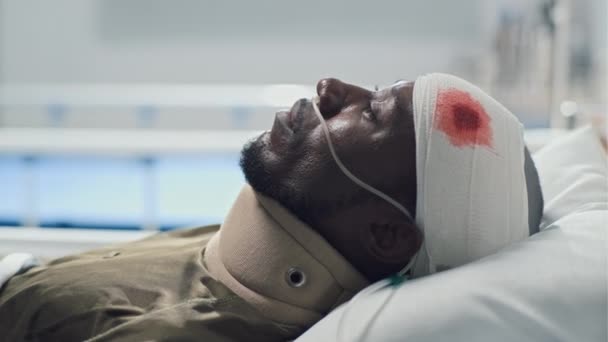 Tentara Afrika Amerika Yang Sakit Dengan Luka Berdarah Kepala Terbaring — Stok Video