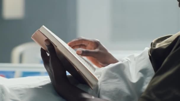 기사보기 부상을 아프리카 미국인 병원에서 클로즈업 — 비디오