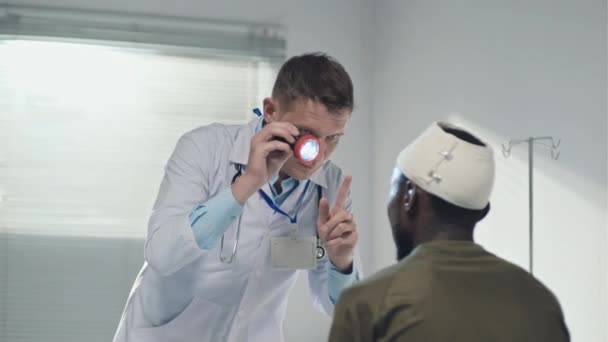 Γιατρός Εξετάζει Την Όραση Του Στρατιώτη Αιμορραγία Στο Κεφάλι Στο — Αρχείο Βίντεο