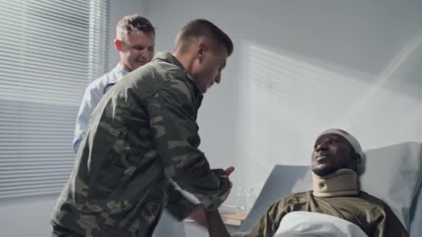 Soldaat Uniform Bezoekt Gewonde Vriend Ondersteunt Hem Afdeling Militair Ziekenhuis — Stockvideo