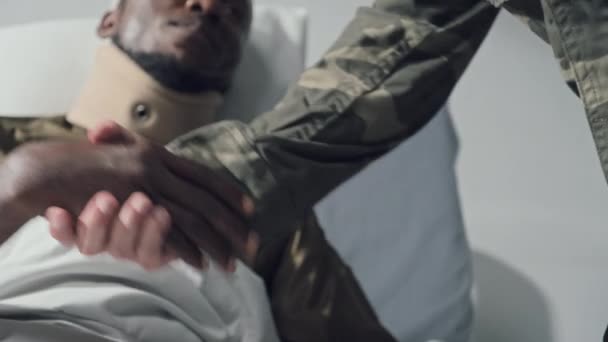 병원에서 근무하는 군인에게 피흘리는 부상을 병사에게 감사하는 — 비디오