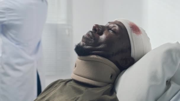 Médecin Expliquant Sergent Résultat Radiographie Méthode Traitement Homme Militaire Blessé — Video