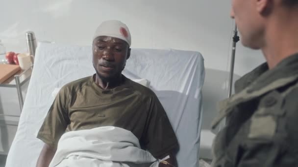 Soldat Blessé Avec Bandage Sur Tête Couché Dans Lit Dans — Video