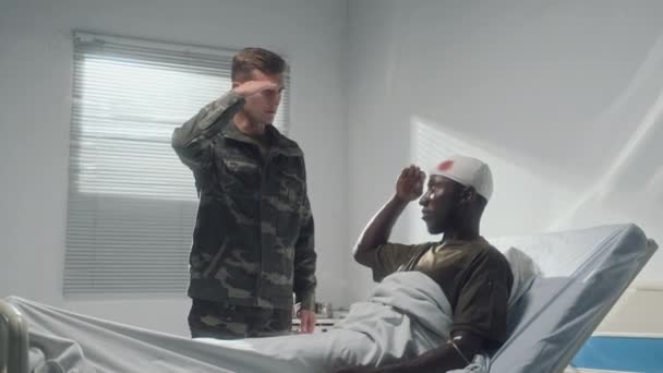 Sergent Pose Des Questions Sur État Santé Soldat Blessé Allongé — Video