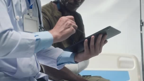 Közepes Lövés Orvos Segítségével Digitális Tabletta Beszél Visszanyert Beteg Törött — Stock videók