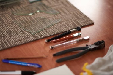 Cam kesmek için atölyede masanın üzerinde duran özel çalışma araçlarının yakın plan görüntüleri