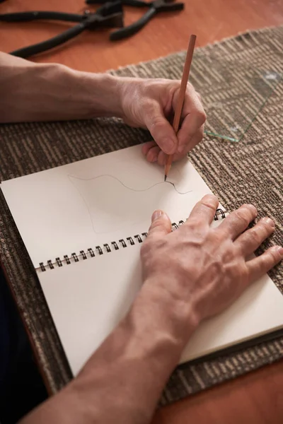 Imagen Vertical Del Hombre Dibujando Boceto Con Lápiz Cuaderno Sentado — Foto de Stock