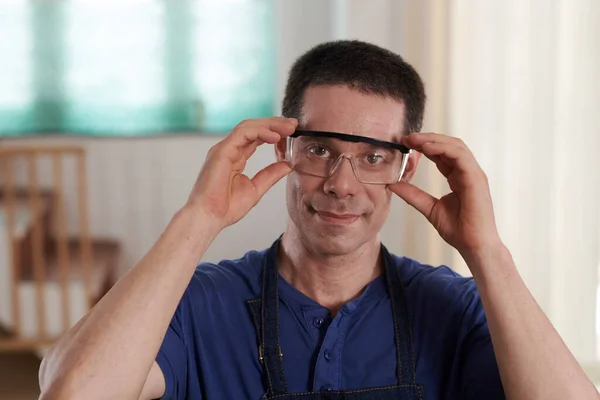 Portrait Young Worker Looking Camera While Wearing Protective Glasses Work — Stock Photo, Image