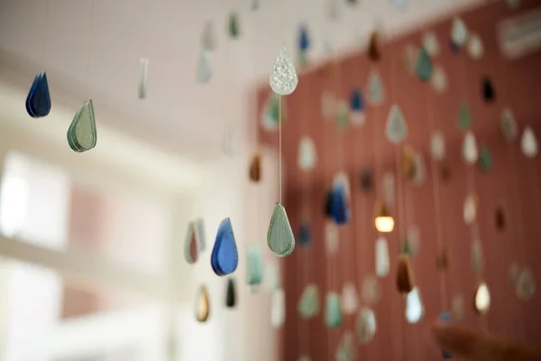 装飾として部屋にぶら下がっている色のガラス滴のクローズアップ — ストック写真