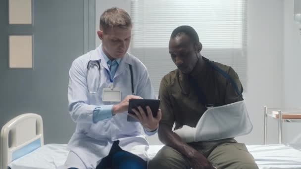 Médecin Uniforme Blanc Expliquant Méthode Traitement Soldat Récupéré Avec Bras — Video