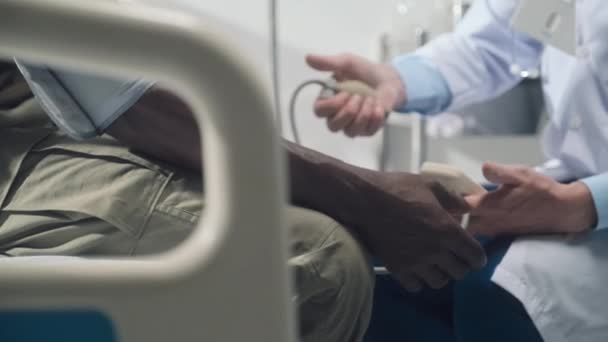 병원에 앉아서 장비를 가지고 환자의 혈압을 검사하는 가운을 — 비디오