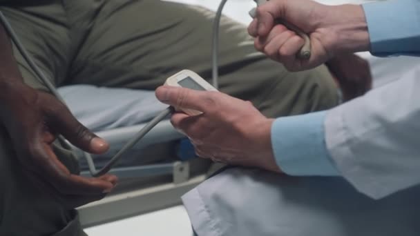 Arzt Weißer Uniform Misst Blutdruck Mit Medizinischem Gerät Des Genesenen — Stockvideo