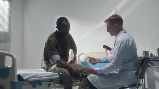 Plan Moyen Long Médecin Mesurant Pression Artérielle Avec Équipement Médical — Video