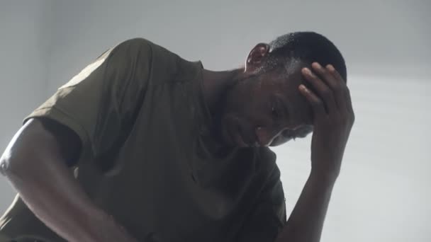 Κοντινό Πλάνο Του Αφροαμερικανού Στρατιώτη Κατάθλιψη Που Υποφέρει Από Πονοκέφαλο — Αρχείο Βίντεο
