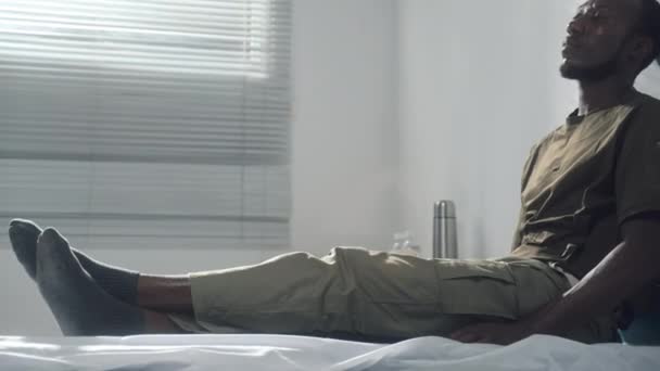 Афроамериканский Депрессивный Солдат Сидящий Один Кровати Время Своего Визита Военный — стоковое видео