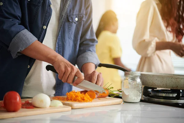 Mãos Homem Cortando Cenoura Cebola Cozinhar Jantar Com Amigos — Fotografia de Stock