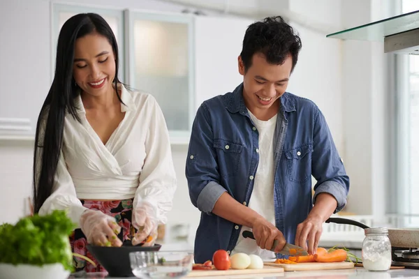 Feliz Joven Pareja Disfrutando Cocinar Cena Casa Juntos —  Fotos de Stock