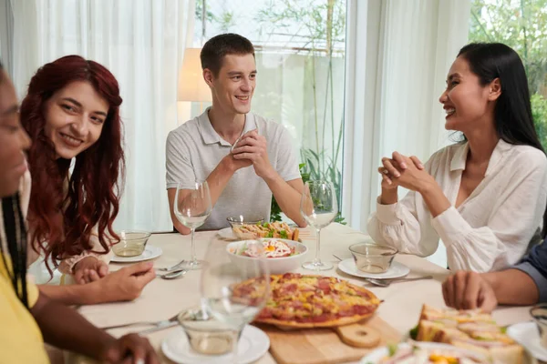 Grupo Jovens Felizes Amigáveis Conversando Mesa Jantar — Fotografia de Stock