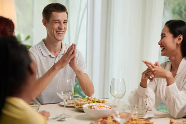 Neşeli Gençler Yemek Masasında Şakalara Gülüyorlar — Stok fotoğraf