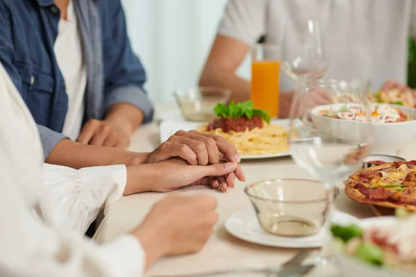Casal Tocando Mãos Quando Sentado Mesa Jantar — Fotografia de Stock