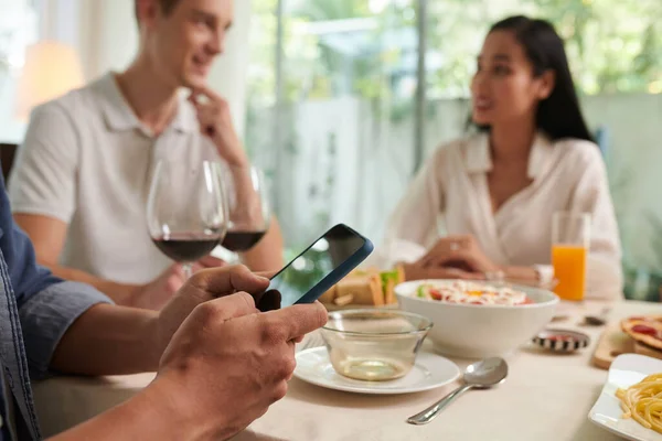 Hands Young Man Texting Dinner Party Friends — Stock Photo, Image