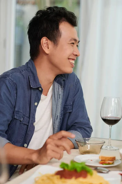Радостный Вьетнамский Мужчина Разговаривает Друзьями Званом Ужине — стоковое фото