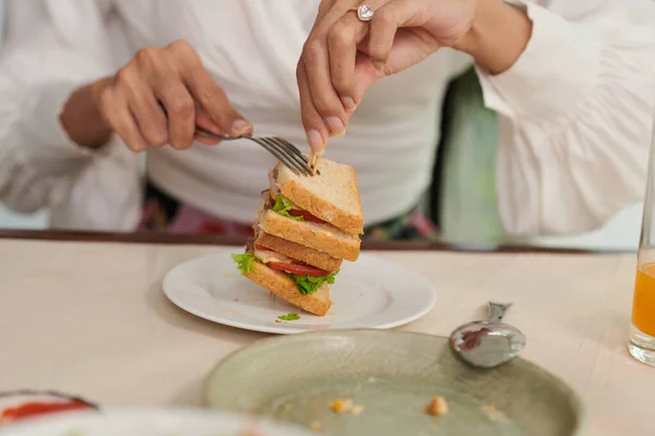 Руки Жінки Кладуть Бутерброд Тарілку — стокове фото