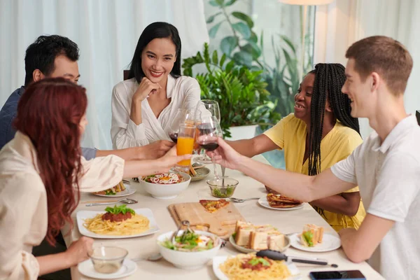 Χαρούμενη Ομάδα Φίλων Που Κάνουν Πρόποση Στο Τραπέζι Του Δείπνου — Φωτογραφία Αρχείου