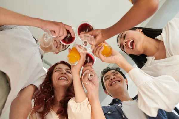 Nadšení Šťastní Přátelé Cinkání Brýlemi Při Oslavě Narozenin Doma — Stock fotografie