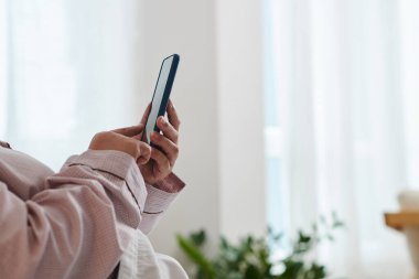 Yemek siparişi vermek için mobil başvuru kullanan yaşlı kadının elleri.