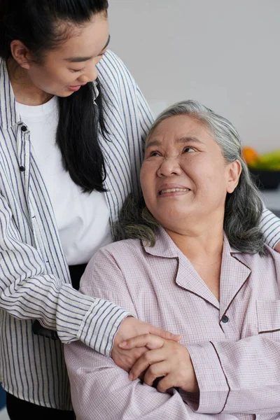 Leende Äldre Kvinna Vidrör Sin Vuxna Dotter Som Besöker Henne — Stockfoto