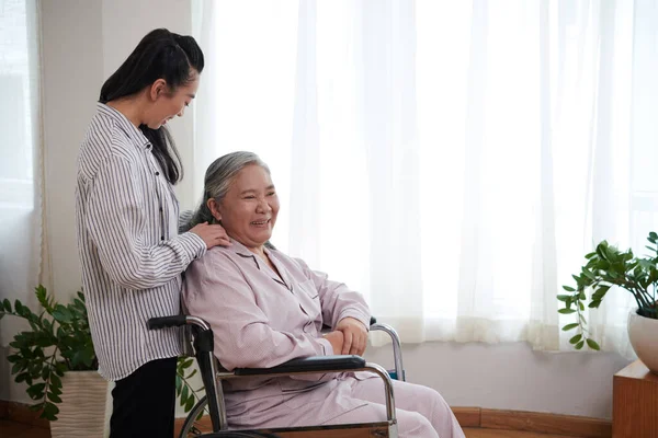 Bakıcı Tekerlekli Sandalyede Oturan Yaşlı Kadınla Konuşuyor — Stok fotoğraf