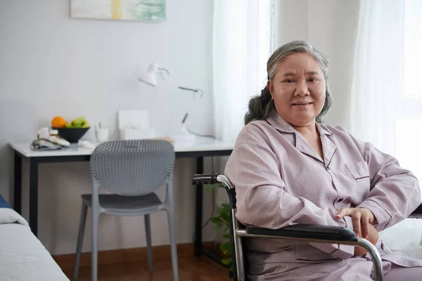 Pozitivní Starší Žena Saténovém Pyžamu Sedí Invalidním Vozíku Své Ložnici — Stock fotografie