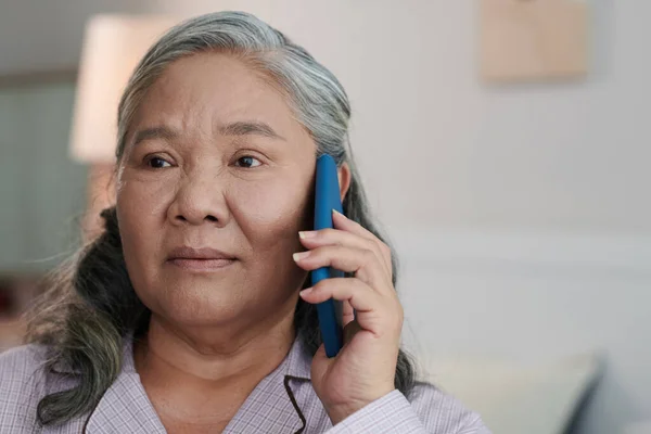 Aile Üyeleriyle Telefonda Konuşan Yaşlı Bir Kadının Portresi — Stok fotoğraf